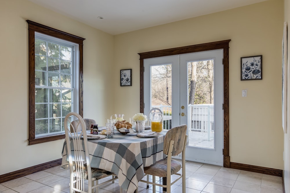 QuickStay Lake Simcoe Homestyle Cottage Private Beach