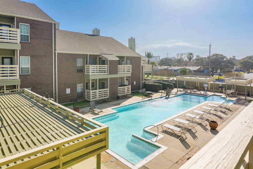 Great Location! Quiet Galveston Gem 1 Mi to Shore