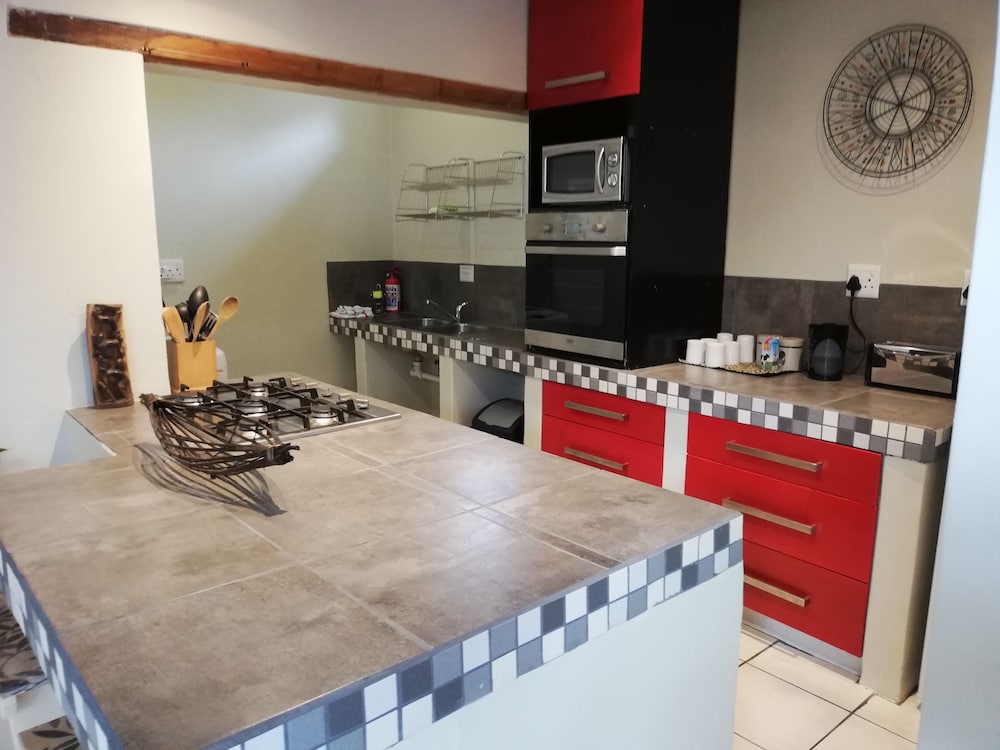 Inyathi Guest Lodge & Self Catering Chalets