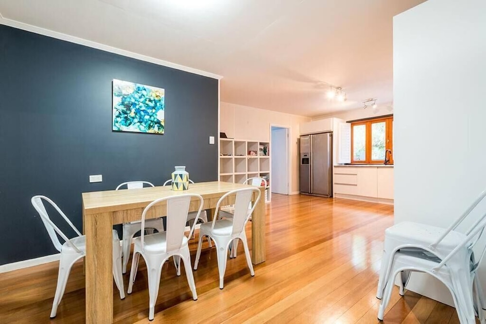 4 BDRM Pet Friendly Home 200m to Creek