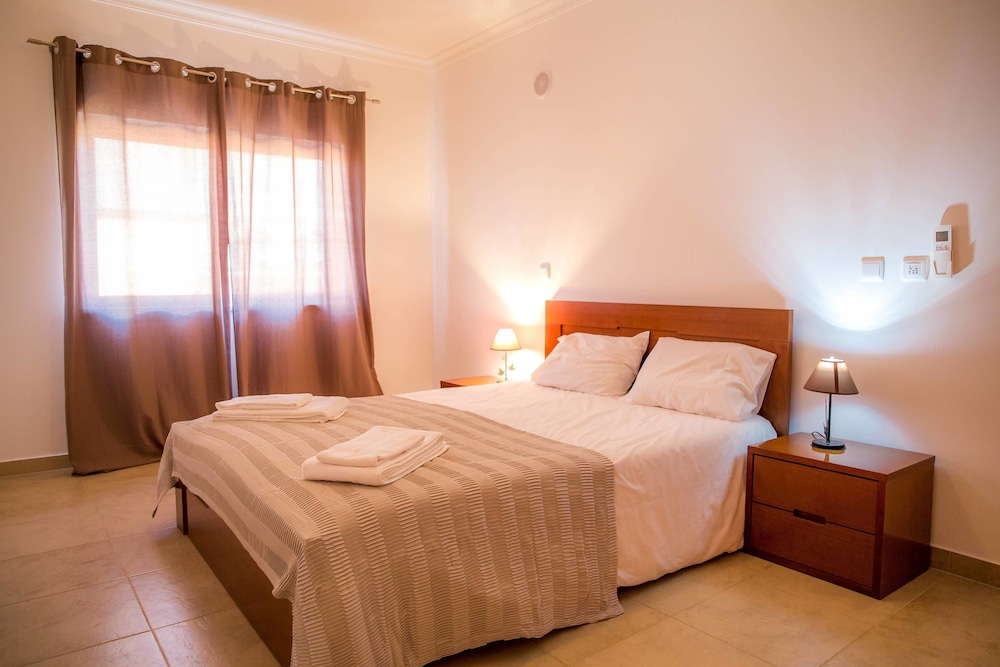 A04 - Large Modern 1 bed Apartment with pool by DreamAlgarve