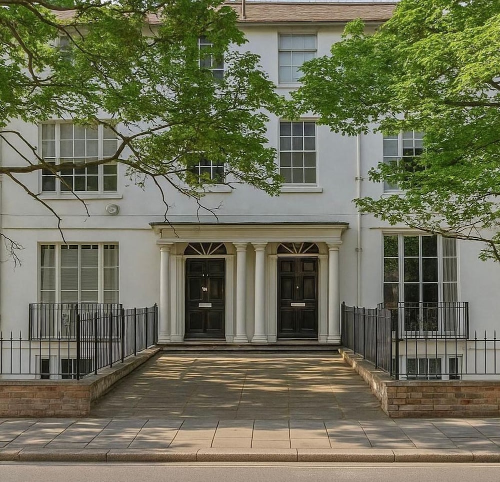 Central Apartment - Sleeps 6 & Near Station