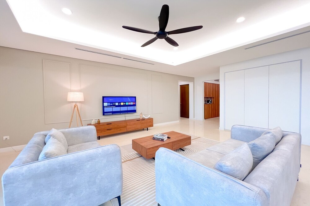 Neu Suites Horizon View Apartments