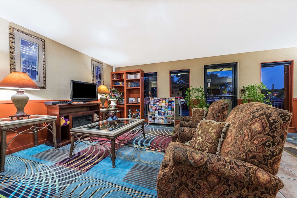 Super 8 by Wyndham Denton view 2