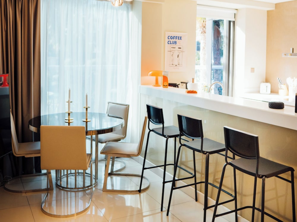 Grapeful Stay – Luxury Hostel Paramount Tower Business Bay