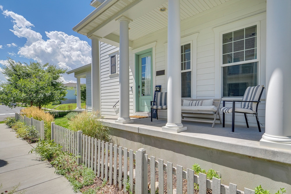 4 Mi to The District: Family Home w/ Tennis Access