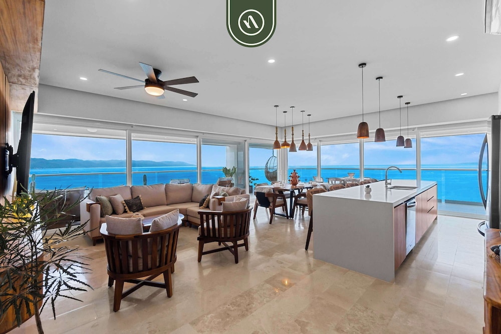 Luxury 4 BR Condo Amazing Views - Beach - Pools