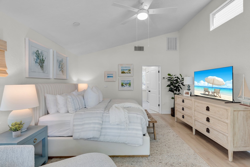 New Listing! Reel Joy Waterfront Luxe With Pool And Private Dock 4 Bedroom Home
