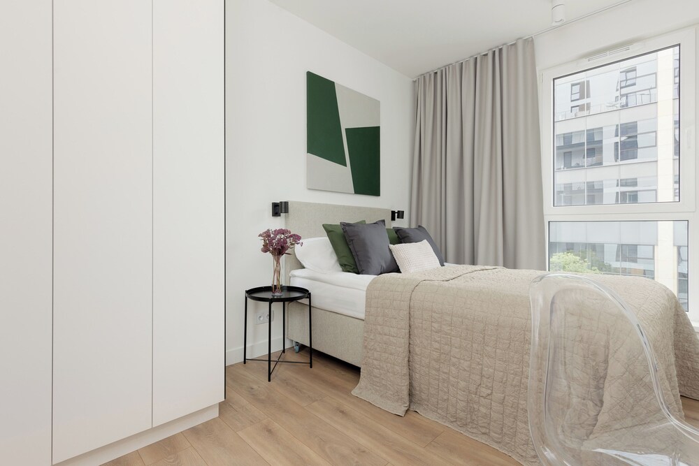Warsaw Domaniewska by Renters Prestige view 5