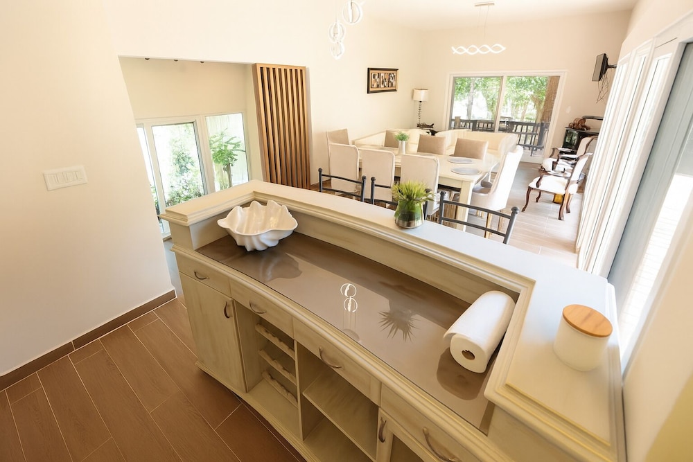 Casa Luminiere- Keyhole Bay #5 3 Bedroom Home
