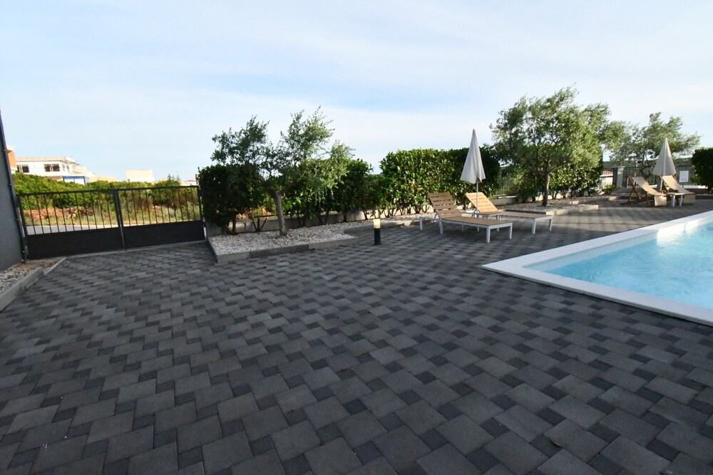 Luxury Escape With Swimming Pool & Modern Design