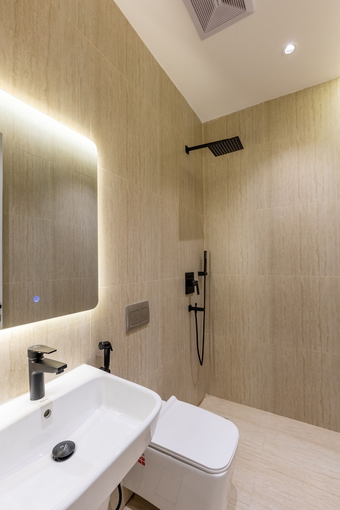 Vibrant Two BR With Shared Garden in Almadinah