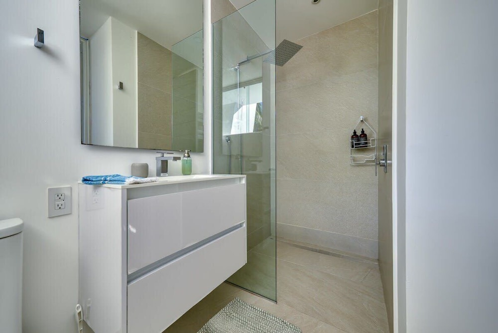Luxurious 2BR Condo - Amazing Ocean View - Pool