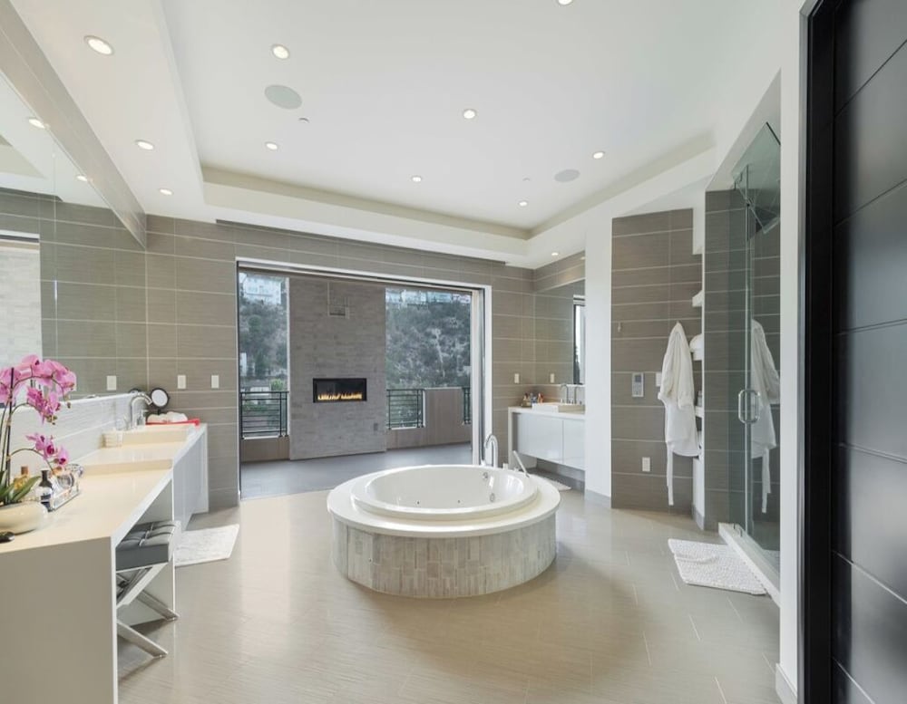 Zorada - Private Hollywood Hills Luxury With Endless Amenities and City Views