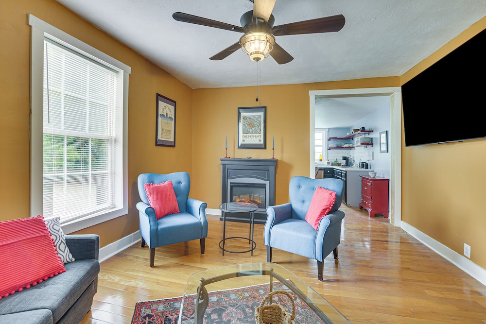 Farmhouse on 1 Acre Near Historic Dtwn Danville