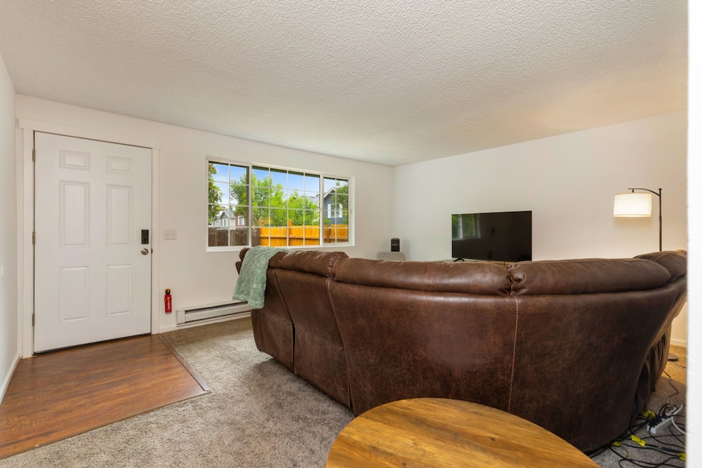 Bright 2BR Lynnwood Retreat