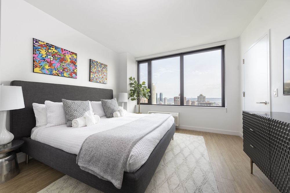 Deedee's Sky Rise Apartments - Newport 2