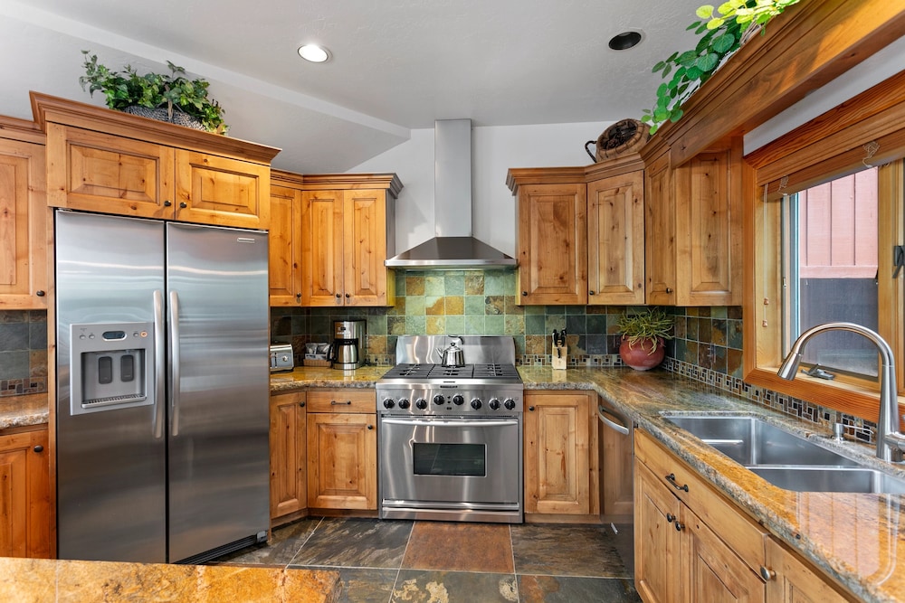Queen Esther Drive Home at Deer Valley Resort - 4 Bedroom Home with Hot Tub #2436 4 Condo