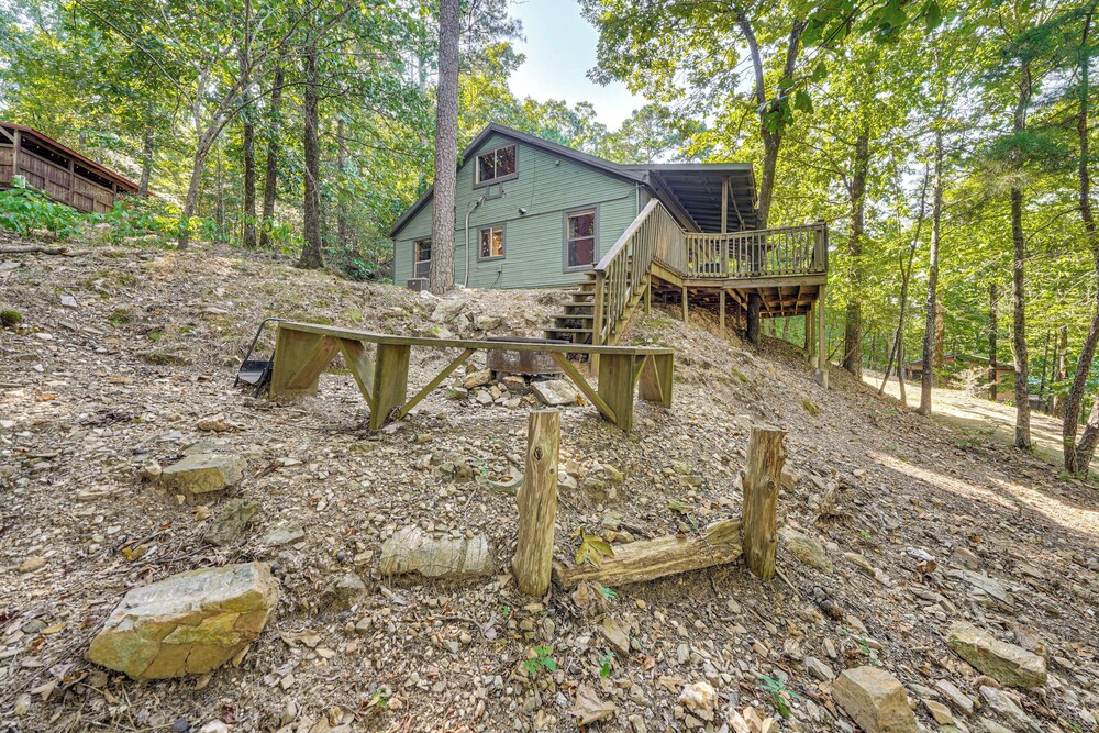 3 Mi to Beavers Bend State Park: Hot Tub Hideaway!