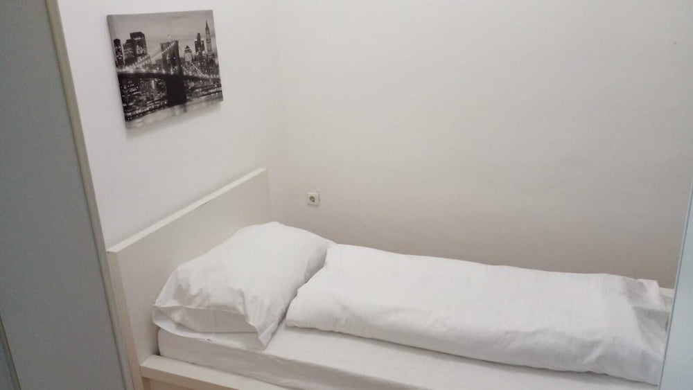Bright 2BR Stay Close to Stadthalle