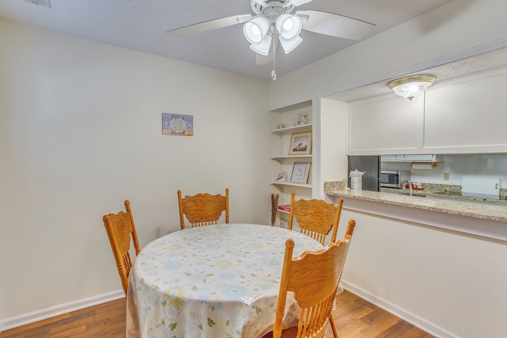 Walk to Myrtle Beach: Townhome w/ Pool Access