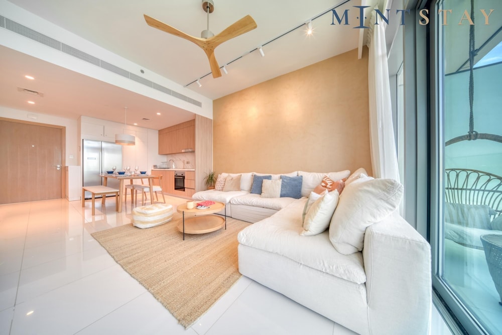 Luxury Sea View Living on Emaar Beachfront