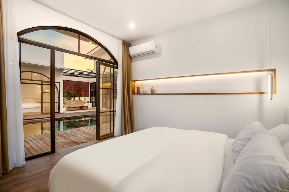 Casa Copper by Alfred in Bali - Tropical Luxury 3BR Pool Villa in the Heart Canggu