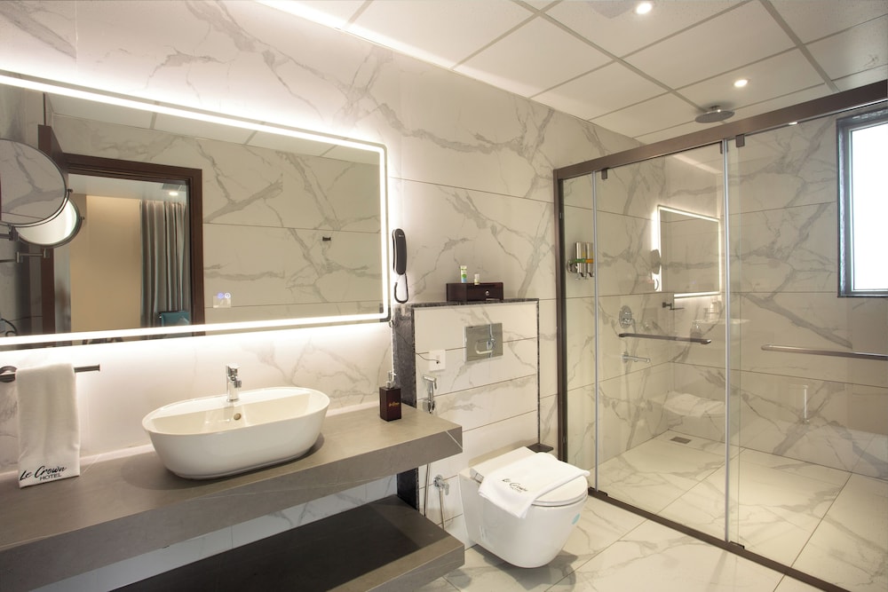 Le Crown Hotel