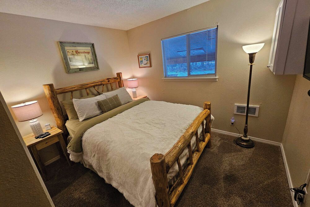 3BR House Near Skiing w/ Hot Tub