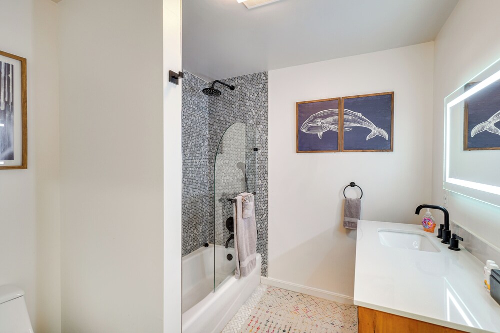Hot Tub & Theater Room: Getaway in Falling Waters