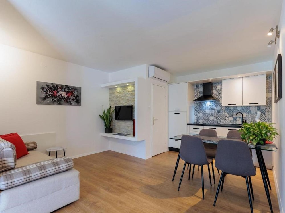 Charming Apartments Tome With Pool