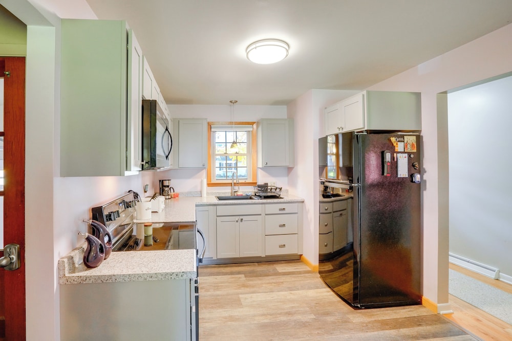 6 Mi to Skiing: Pet-friendly Home in Pittsfield!