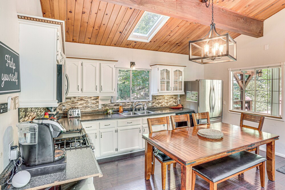 1 Mi to Lake: Crestline Cabin w/ Deck + Gas Grill!