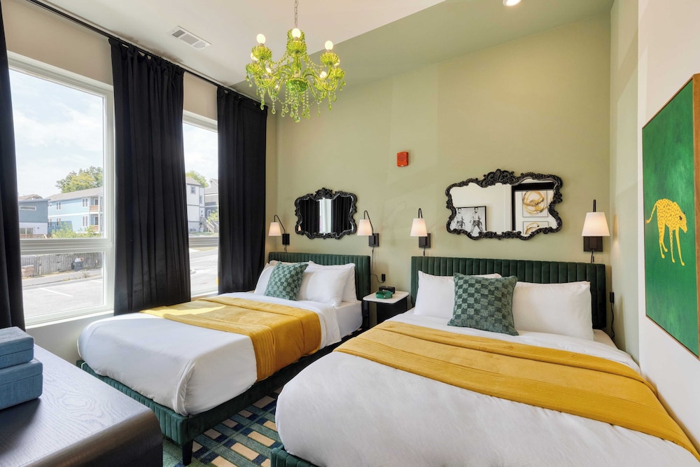 Sleeps 16 2 Homes Next Door + Walk to Dining & Music Lischey Loft & The Bloom House by Avantstay