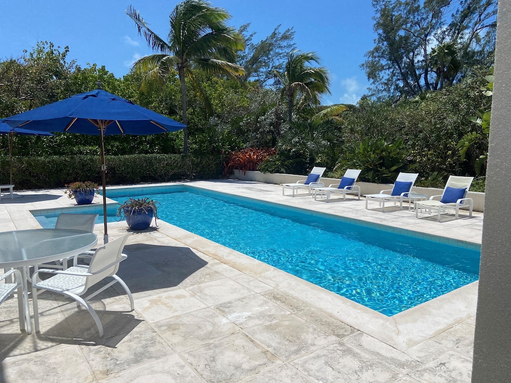 Coastal Charm: Newly Renovated Historic Cottage On The Beach photo 5