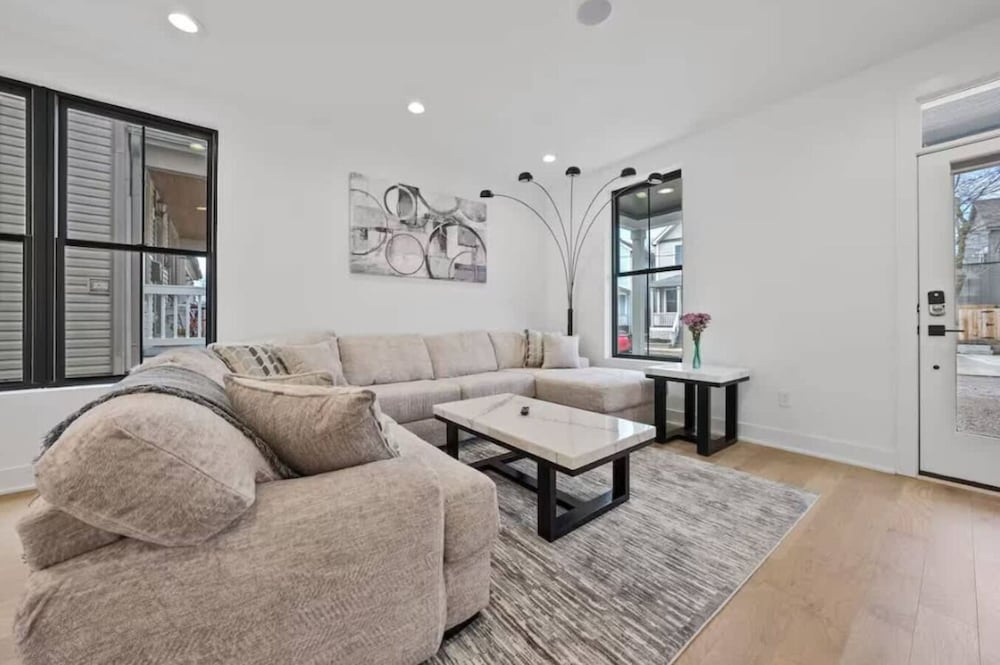 Jungle House Premier Residences – Downtown Columbus & Short North