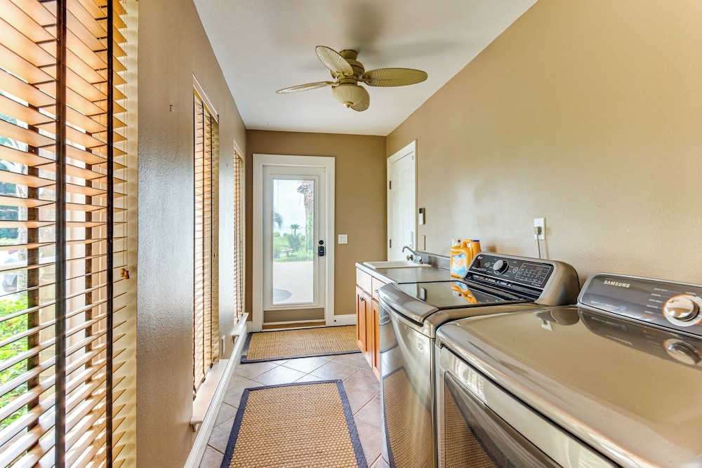 Steps to Bay: Tranquil Navarre Retreat w/ Balcony