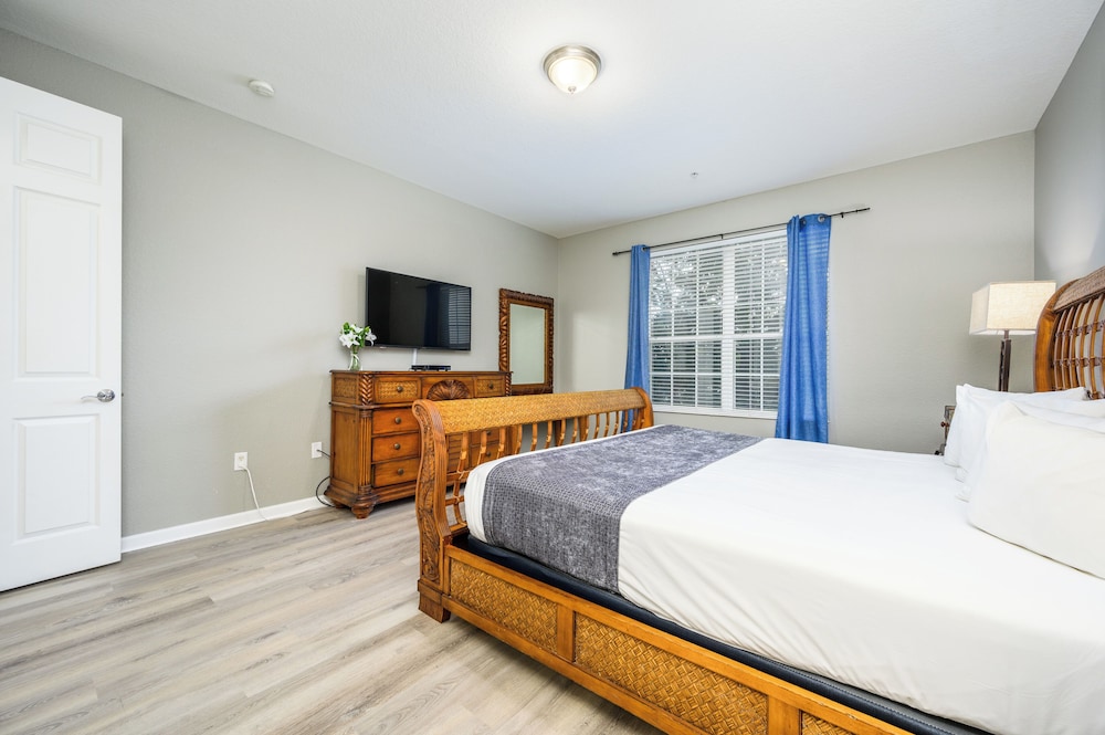 Beautiful Lake View Condo, Vista Cay-1004