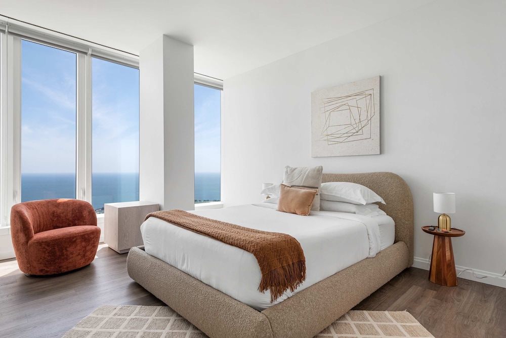 Lux 67fl Apt Lake Views Top Residential Sky Deck