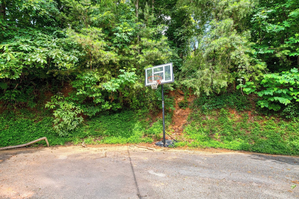 Triple Mountain View by Avantstay: Hot Tub, Game Room & Stunning Smoky Mountain Views