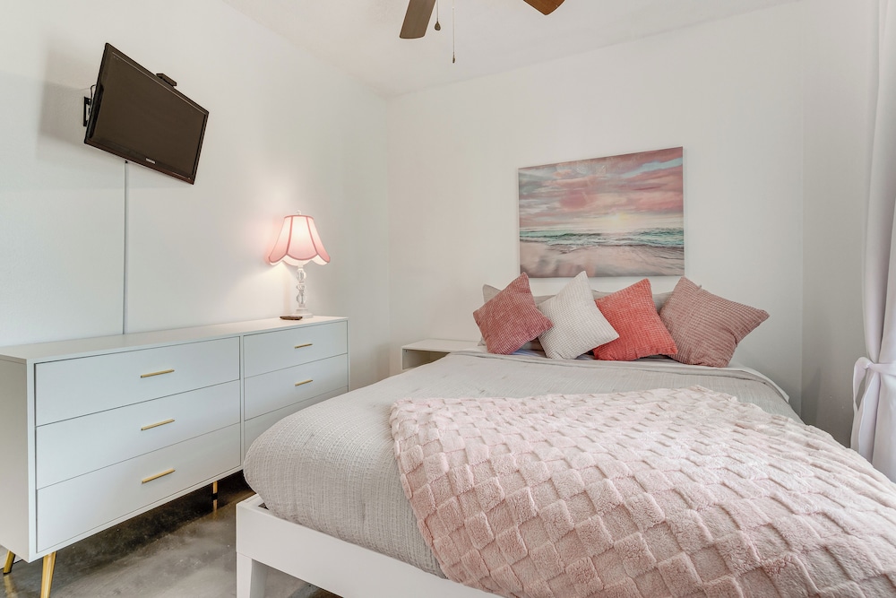 3 Mi to Beach: Quiet Gulf Breeze Gem Near Dtwn