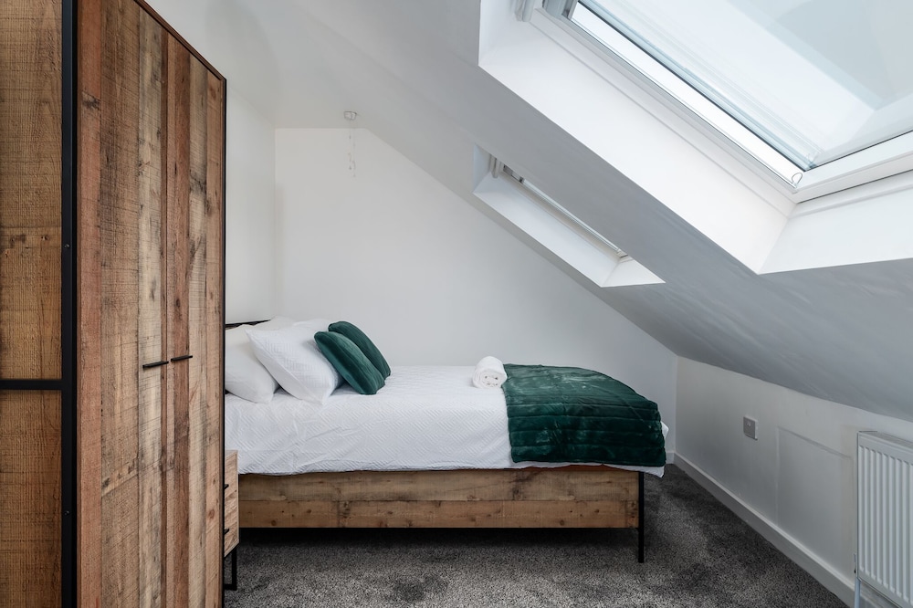 Immaculate 5-bed House in Leeds view 5