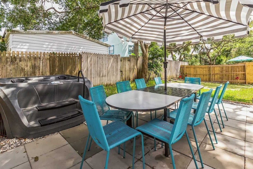Sleeps 20! 2 Homes w/ Hot Tub, Putting Green, Bocce Golden Hour & Blue Hour