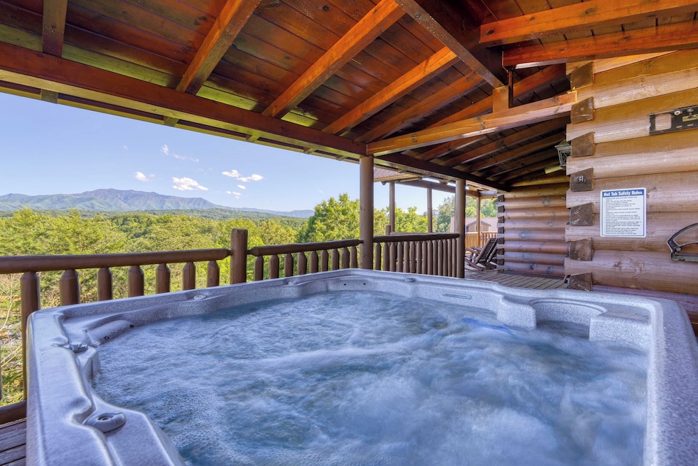 Luxury Cabin w/ Elevator, Theater & Hot Tub Near Dollywood Smoky Vista Lodge