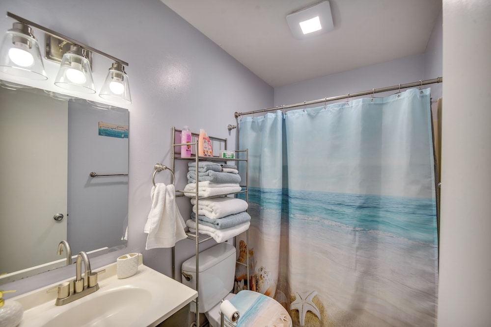 < 1 Mi to Beach! Quaint Norfolk Duplex w/ Yard