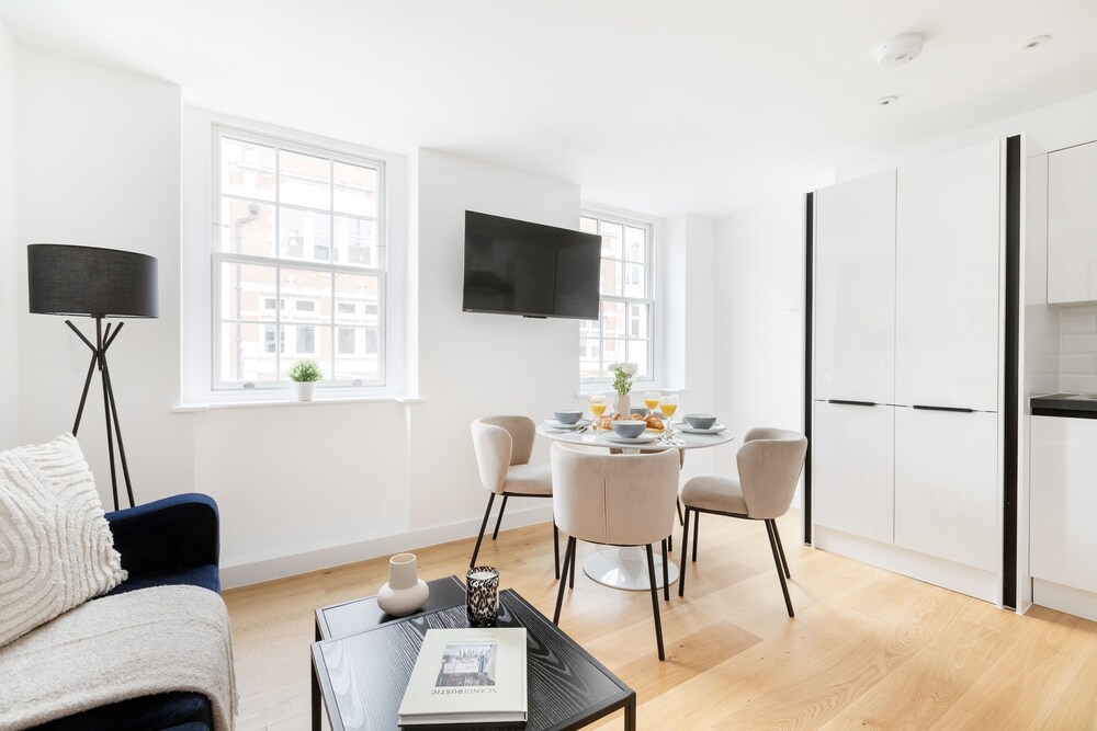 Fitzrovia 1BR with Balcony by Soho