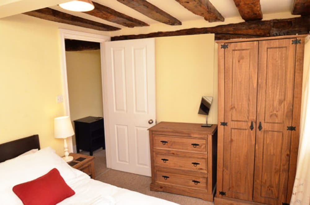 Cotswolds Valleys Accommodation-Med Hall view 2