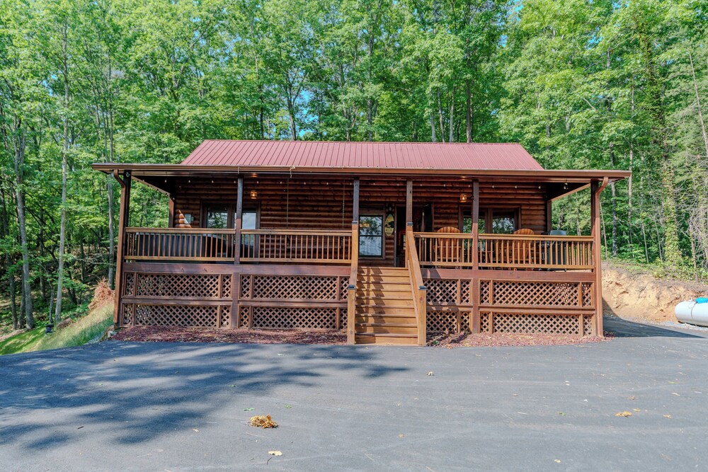 Cottage w/ Hot Tub: 3 Mi to Downtown Blue Ridge!