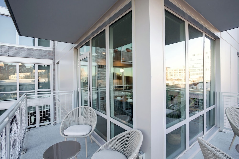 Stylish Apartment Steps from the Metro