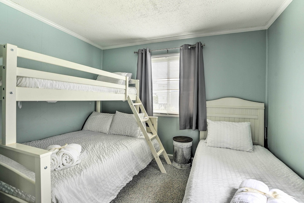 Cozy Ocean Isle Beach Condo, Steps to the Beach! view 3